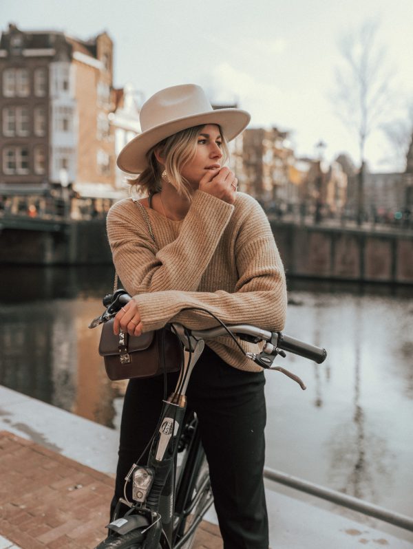 amsterdam-outfit-diary-fedora-hat-coat-modeblog-alinekaplan.com