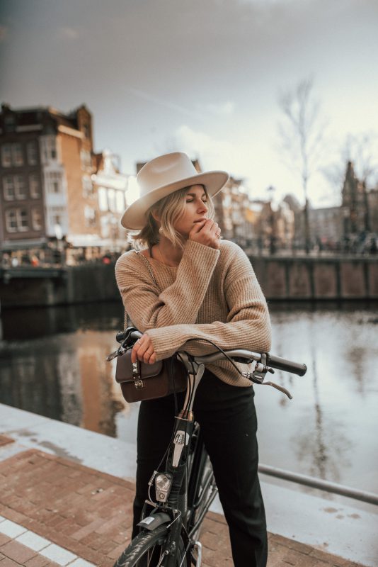 amsterdam-outfit-diary-H&M-sweater-beige-modeblog-alinekaplan.com