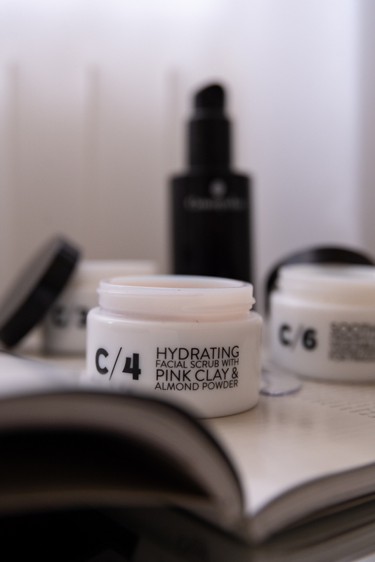 C/4-Hydrating-Facial-Scrub-with-Pink-Clay-Almond-Powder-Peeling