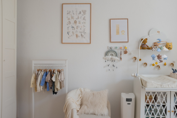 Babyzimmer-einrichtung-kinderzimmer-aline-kaplan-interior-poster-baby-kleiderstange
